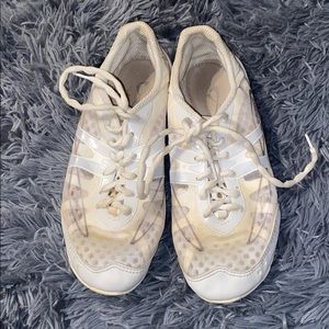 Sz 8 nfinity cheer or gymnastics shoes (no case)